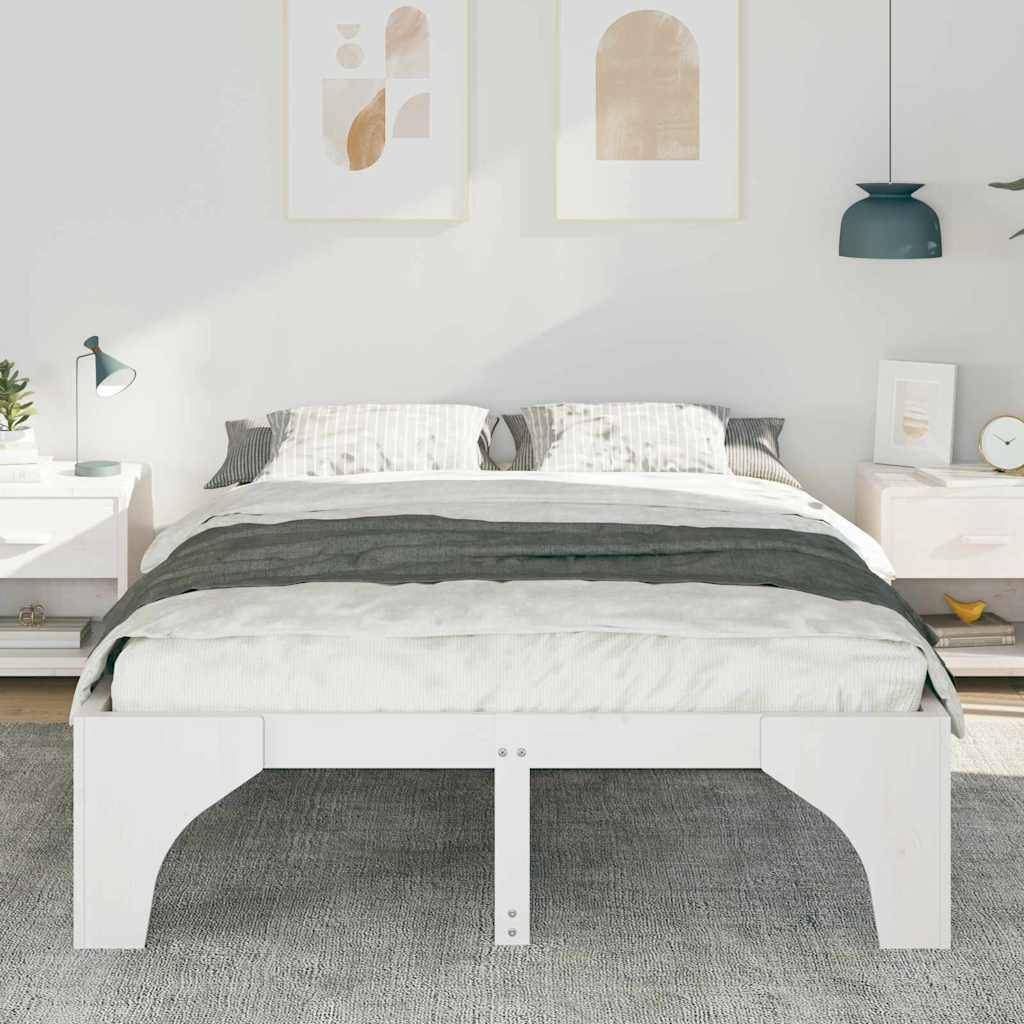 Ein ordentlich gemachtes Doppelbett mit Kissen und einer dunkelgrauen und weißen gestreiften Decke, flankiert von weißen Nachttischen und Wandkunst darüber.