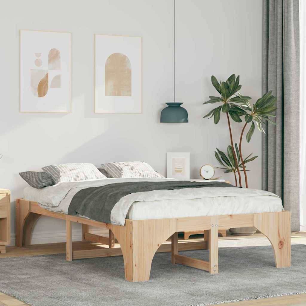 Ein modernes Schlafzimmer zeigt ein Holzbett mit grauer Bettwäsche, einer Topfpflanze, abstrakter Wandkunst und einem petrolblauen Pendelleuchter, wodurch eine gemütliche Atmosphäre entsteht.