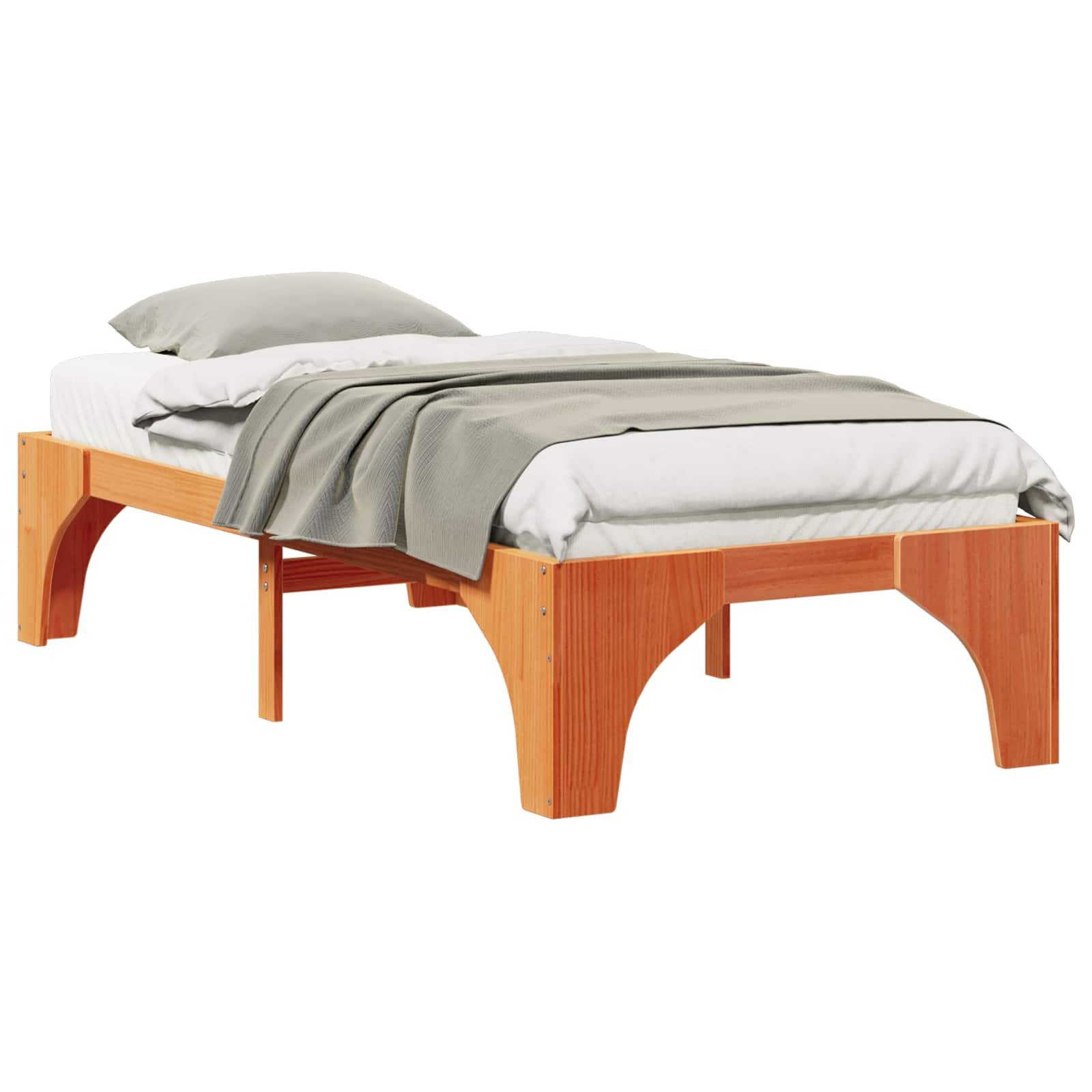 Ein Holzbettgestell mit einer Einzelmatratze, weißer Bettwäsche und einer grauen Decke ordentlich arrangiert. Das Gestell hat ein schlichtes, minimalistisches Design.