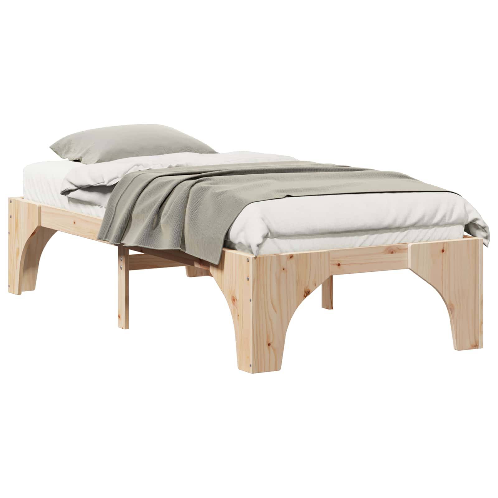 Ein Holzbettgestell mit einem einfachen, minimalistischen Design, ausgestattet mit einer weißen Matratze, einem weißen Kissen und einer ordentlich arrangierten grauen Decke.