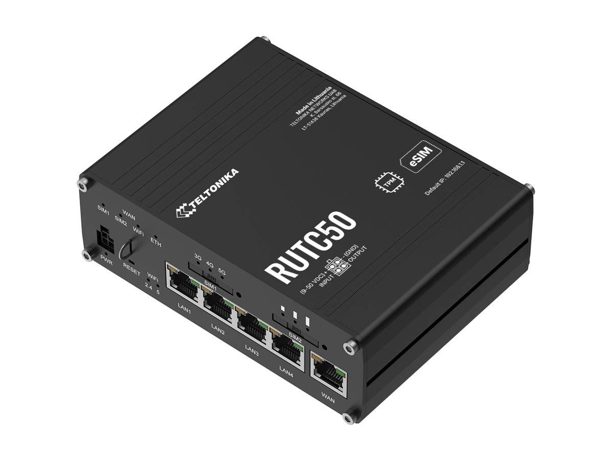 Schwarzer Teltonika RUT950 Industrie-Router mit mehreren Ethernet-Anschlüssen und Antennen, in Schrägansicht auf weißem Hintergrund dargestellt.