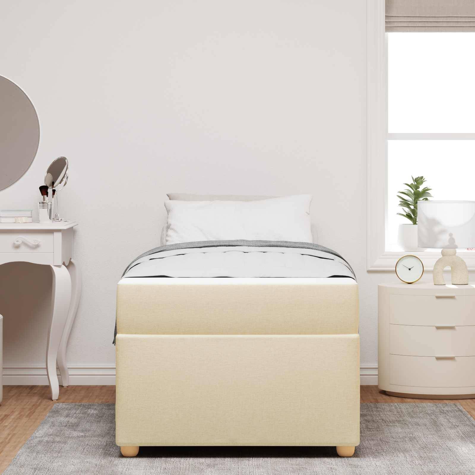 Ein minimalistisches Schlafzimmer mit einem beigen Bett, einem runden Nachttisch mit einer Uhr und einer Pflanze, sowie einem Frisiertisch mit einem runden Spiegel und Schönheitsprodukten.