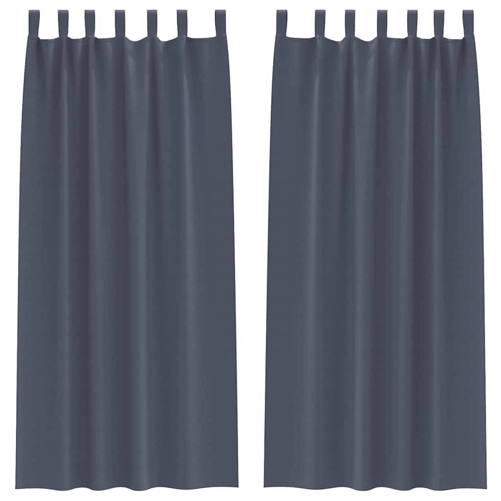 Dunkelgraue Vorhänge mit einem einfachen, geraden Design hängen an zwei Stangen und erzeugen eine minimalistische und moderne Erscheinung.