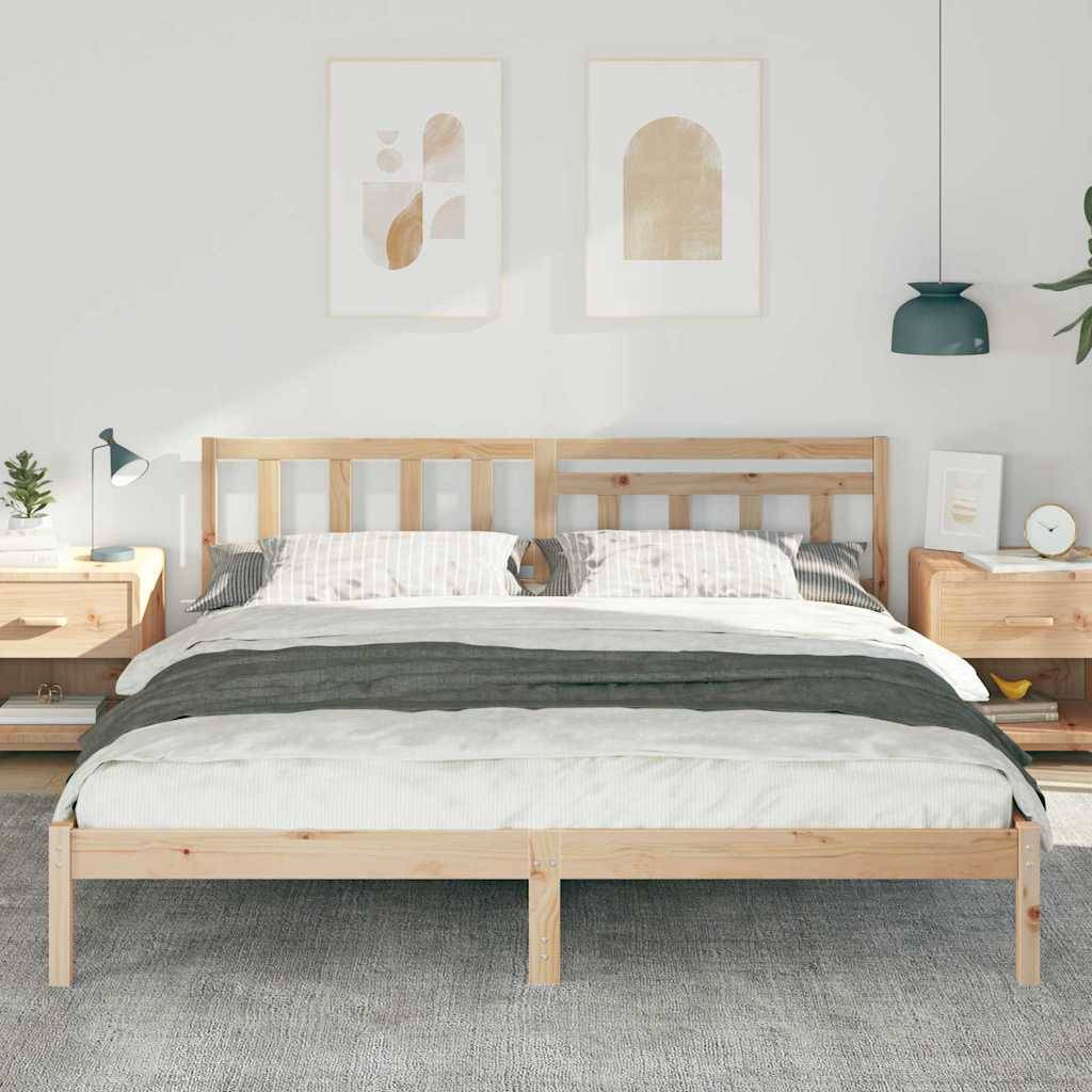 Ein minimalistisches Schlafzimmer mit einem Holzbett in der Mitte zwischen zwei Nachttischen, gerahmte Wandkunst darüber und weiche, neutrale Dekoration.