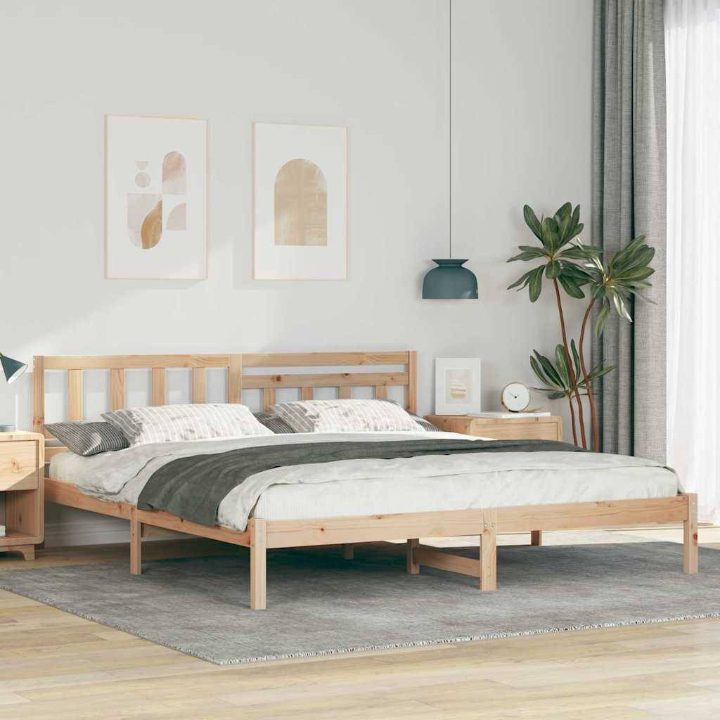 Minimalistisches Schlafzimmer mit einem Holzbett, grauer Bettwäsche, Nachttischen, Wandkunst und einer großen Topfpflanze neben einem Fenster.