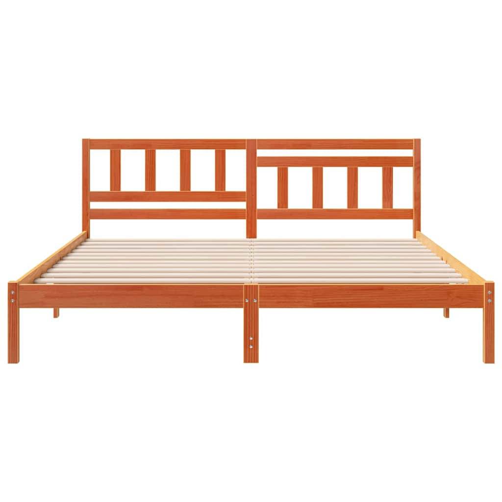 Ein Holzbettgestell mit einem Lattenrost-Kopf- und -Fußteil in natürlicher Ausführung, das horizontale Latten am Bettboden zur Matratzenunterstützung aufweist.
