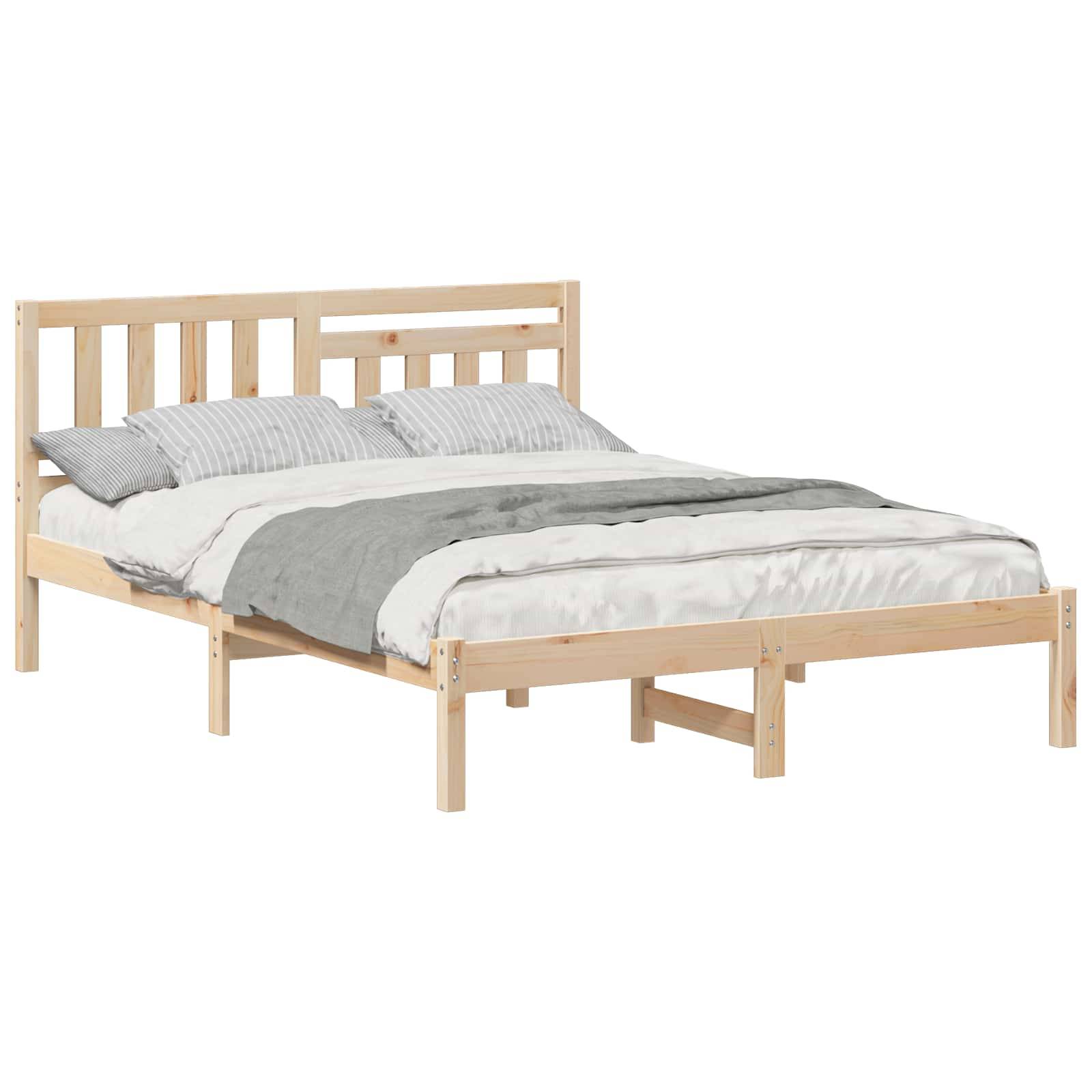 Leichtes Holzbett mit Lattenrost, Kopfteil, Fußteil und Matratze mit grauer Bettwäsche auf weißem Hintergrund.