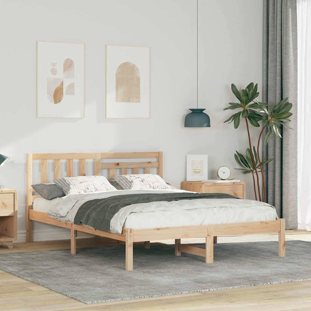 Minimalistisches Schlafzimmer mit einem Holzbett, grauer Bettwäsche, Wandkunst, Nachttischen, einer Pflanze und einem Teppich neben einem hellen Fenster.