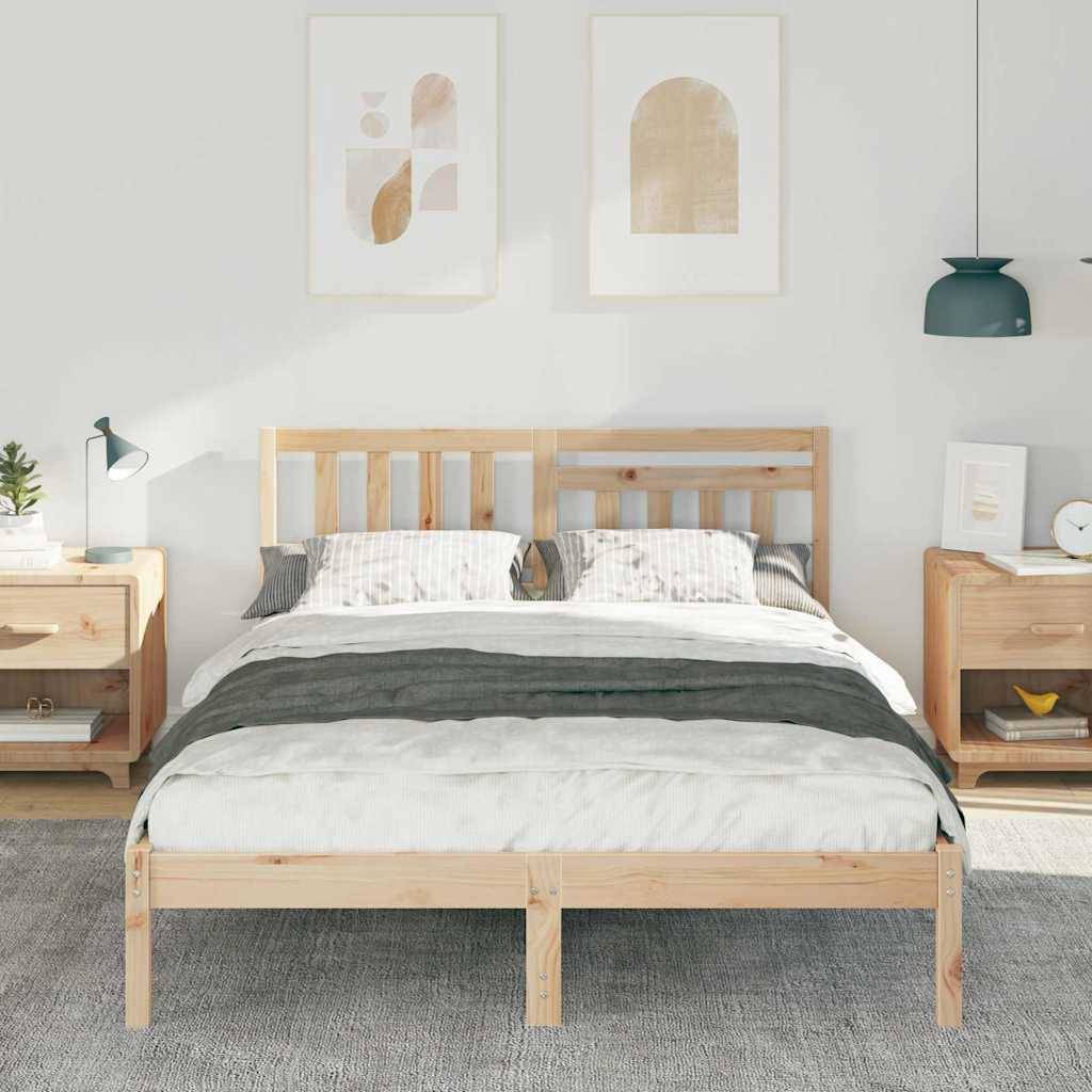 Ein geräumiges, minimalistisches Schlafzimmer mit einem Holzbett, grauen Bettwäsche, passenden Holz-Nachttischen und dekorativer Wandkunst.