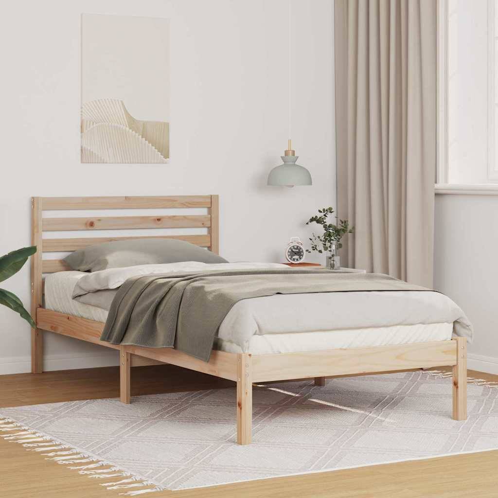 Minimales Schlafzimmer mit einem Bett aus hellem Holz, neutraler Bettwäsche, Nachttischleuchte und Vorhang, gestaltet in einem sauberen skandinavischen Stil.