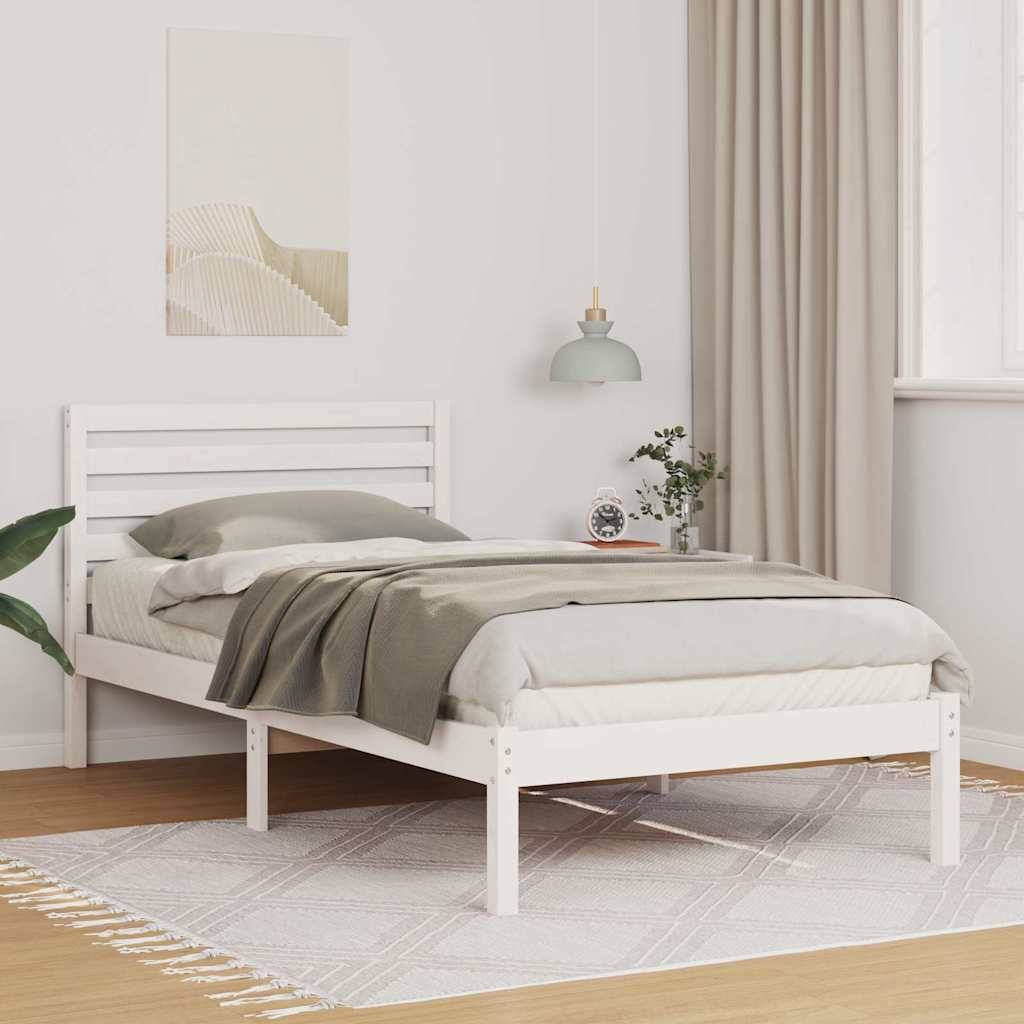 Ein ordentlich gemachtes Bett mit grüner Bettwäsche und Kissen in einem minimalistischen Raum, ausgestattet mit einer hängenden Lampe, einer Pflanze und Wandkunst.