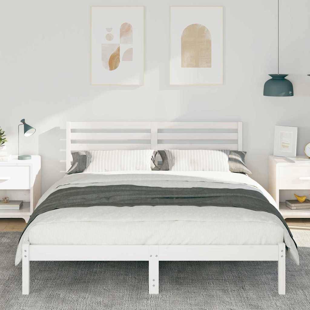 Ein modernes Schlafzimmer mit einem weißen Holzbett, grau gestreifter Bettwäsche und zwei minimalistischen Drucken darüber. Flankiert von weißen Nachttischen mit Lampen.
