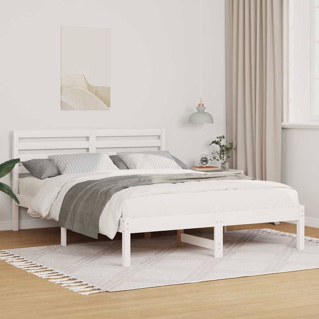 Ein minimalistisches Schlafzimmer mit einem weißen Bett, grauen und weißen Bettwäsche, einer hellgrünen Pendelleuchte, einer Topfpflanze und hellgrauen Vorhängen.