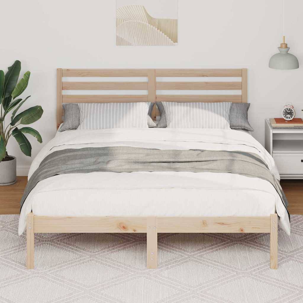 Ein ordentlich gemachtes Bett mit gestreiften Kissen und einem neutral getönten Bettüberwurf in einem minimalistischen Schlafzimmer. Eine Topfpflanze und ein Nachttisch befinden sich daneben.