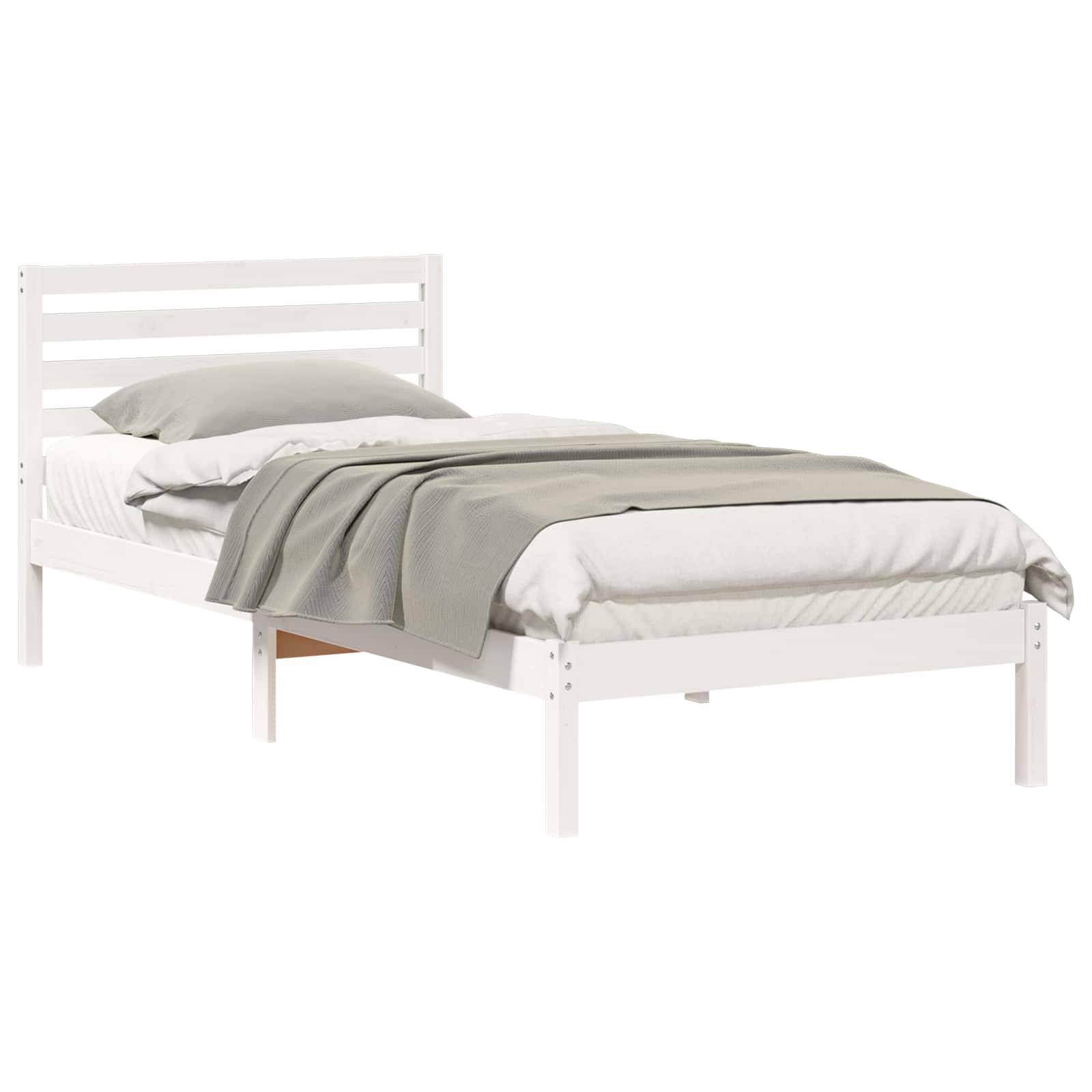 Weißes Einzelbett mit Lattenkopfteil, bezogen mit weißer Bettwäsche, grauem Kissen und grauer Wurfdecke auf einfachem weißen Hintergrund.