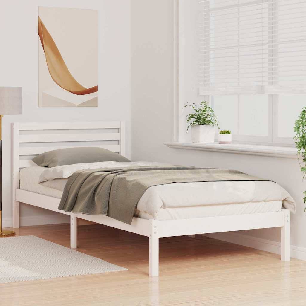 Minimales weißes Schlafzimmer mit einem Einzelbett, grauer Bettwäsche, Wandkunst, Fenstern und Topfpflanzen in einem hellen, luftigen Raum.