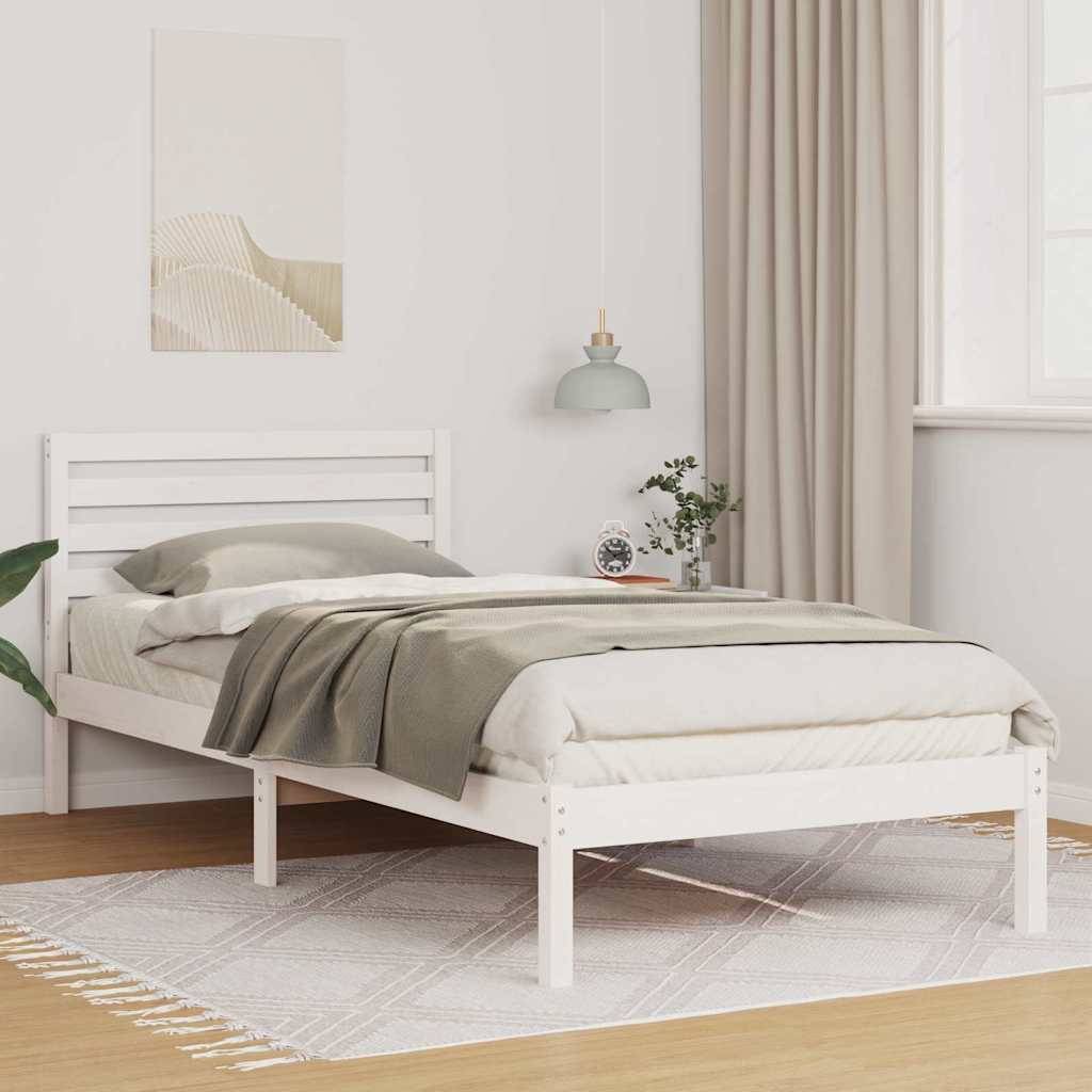 Minimalistisches weißes Schlafzimmer mit einem Einzelbett, neutraler Bettwäsche, Wandkunst, Pendelleuchte, Vorhang und Teppich neben einem hellen Fenster.