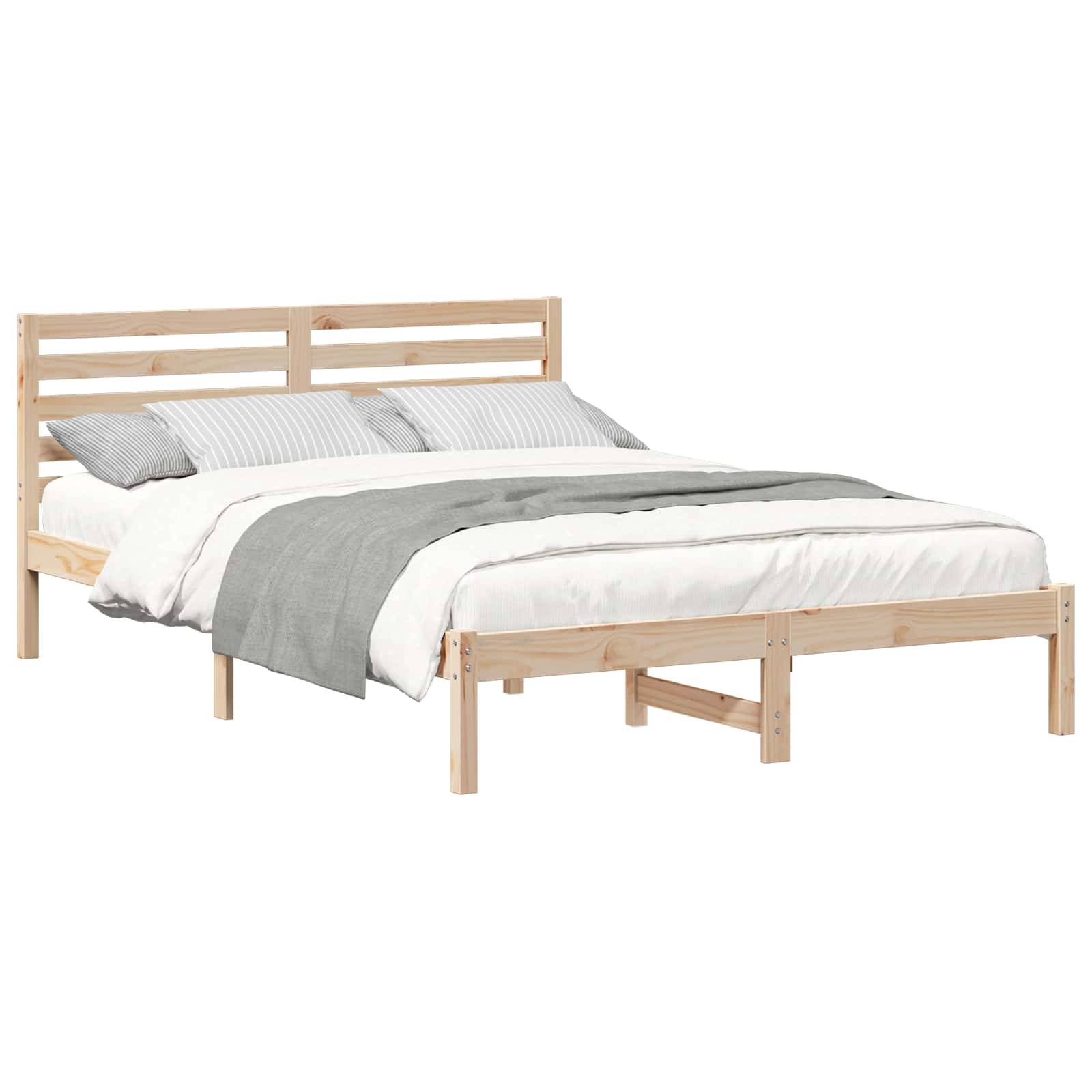 Ein Holzbettgestell mit schlichtem Design verfügt über einen lamelliertem Kopfteil. Das Bett ist mit weiß-grauen gestreiften Bettwäsche und Kissen bezogen.