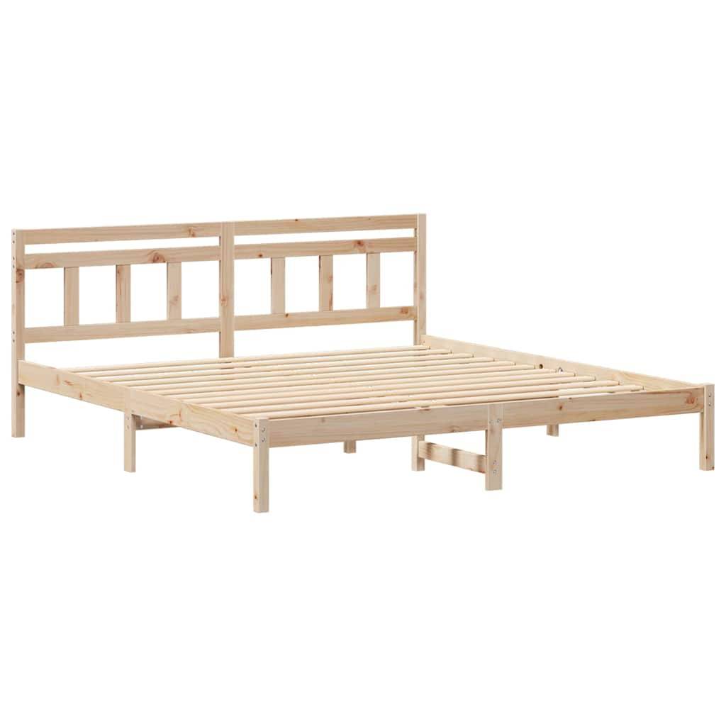 Ein Holzbettgestell mit einem Lamellenkopfteil und -boden, das die natürliche Holzmaserung zeigt, ohne Matratze.