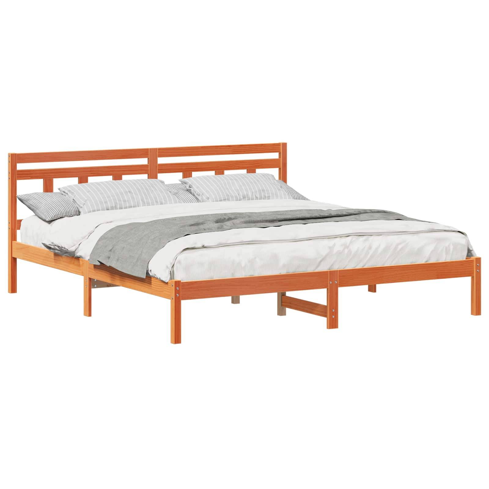 Oranges Holzbett mit Kopfteil und weiße Bettwäsche auf neutralem weißem Hintergrund dargestellt.
