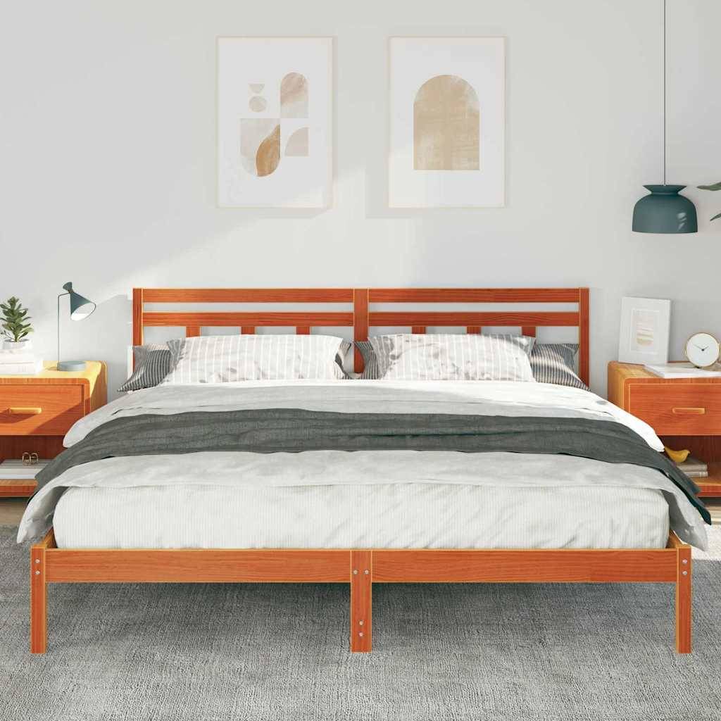 Modernes Schlafzimmer mit einem Doppelbett in der Mitte zwischen zwei hölzernen Nachttischen, gerahmte Kunstwerke darüber und einer hängenden Pendelleuchte.