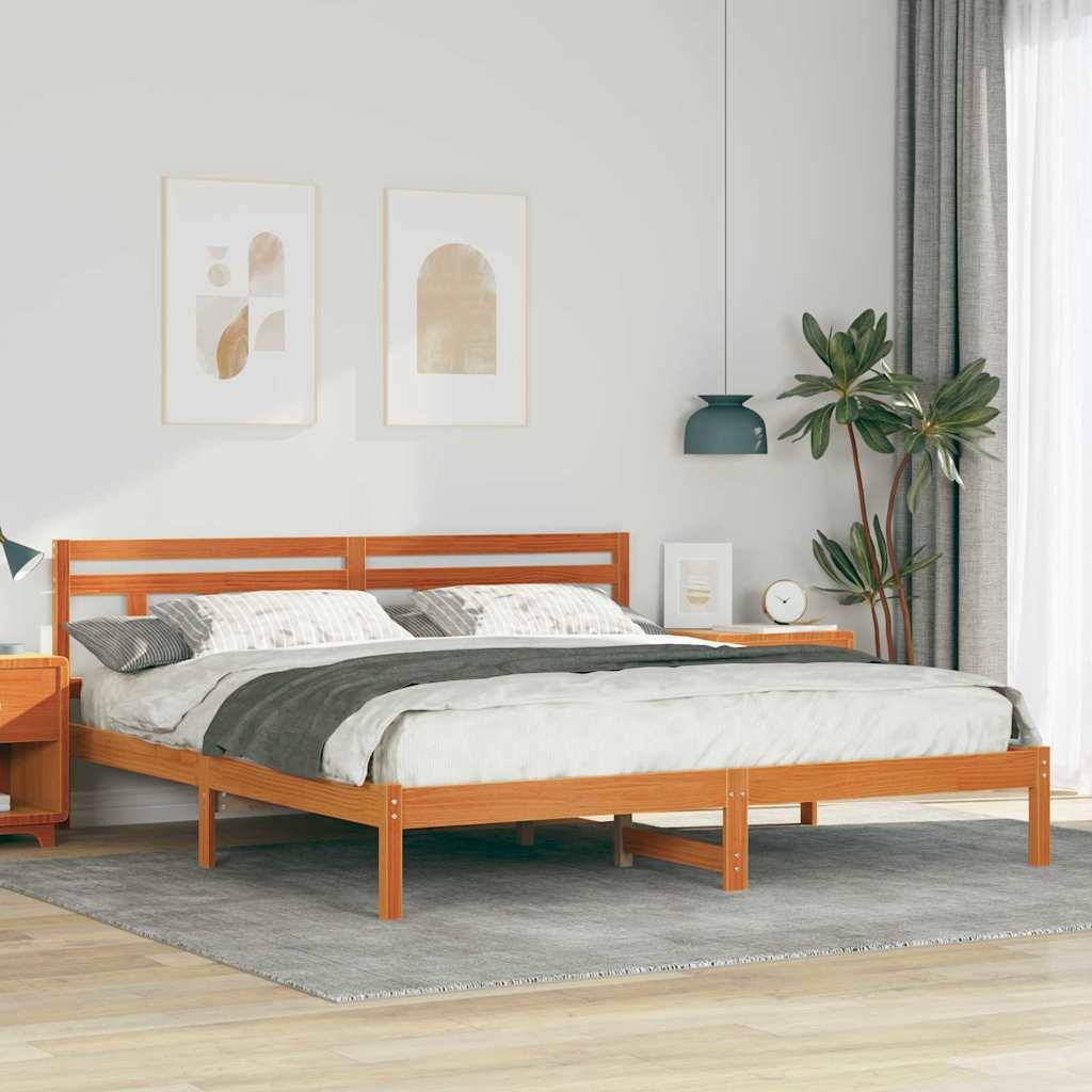 Modernes Schlafzimmer mit einem Holzbett, heller Bettwäsche, Nachttisch, Wandkunst, hängender Lampe und einer Topfpflanze neben einem Fenster mit Vorhängen.