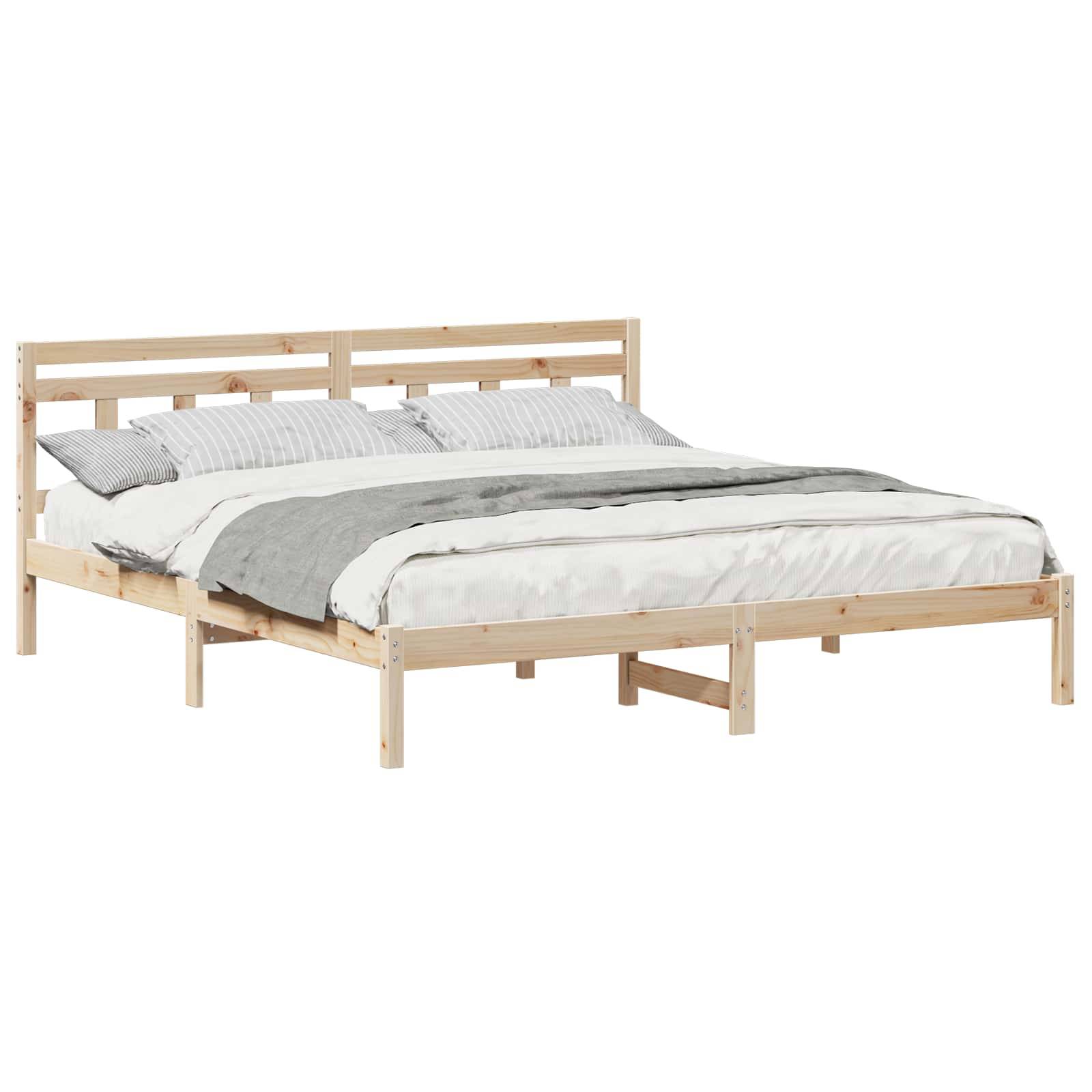 Holzrahmen eines Bettes mit Lamellenkopfteil, hergestellt aus hellem Holz. Er trägt eine Matratze mit weißen Laken und grauer Decke. Minimalistisches Design.