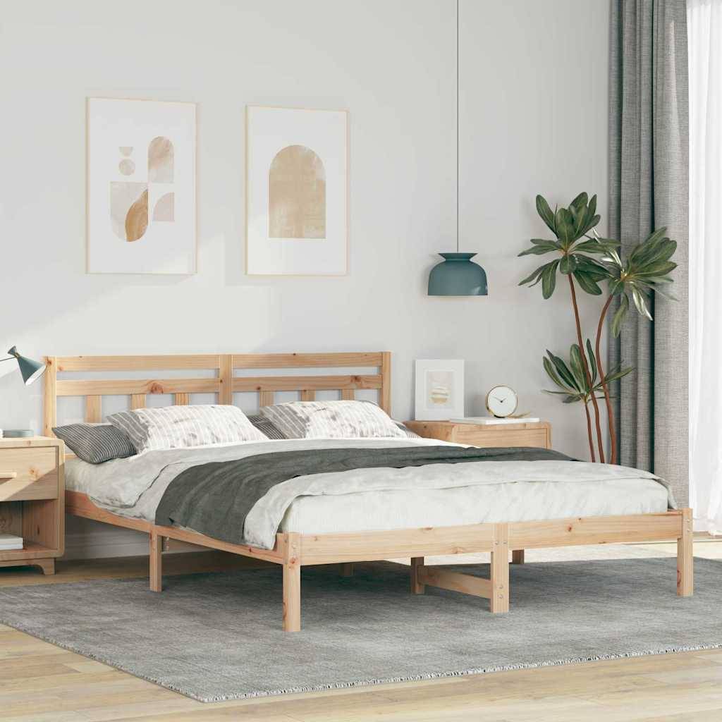Ein modernes Schlafzimmer mit einem Holzbett, grauer Bettwäsche, Nachttischen, zwei abstrakten Kunstwerken, einer Zimmerpflanze und einer Hängelampe.