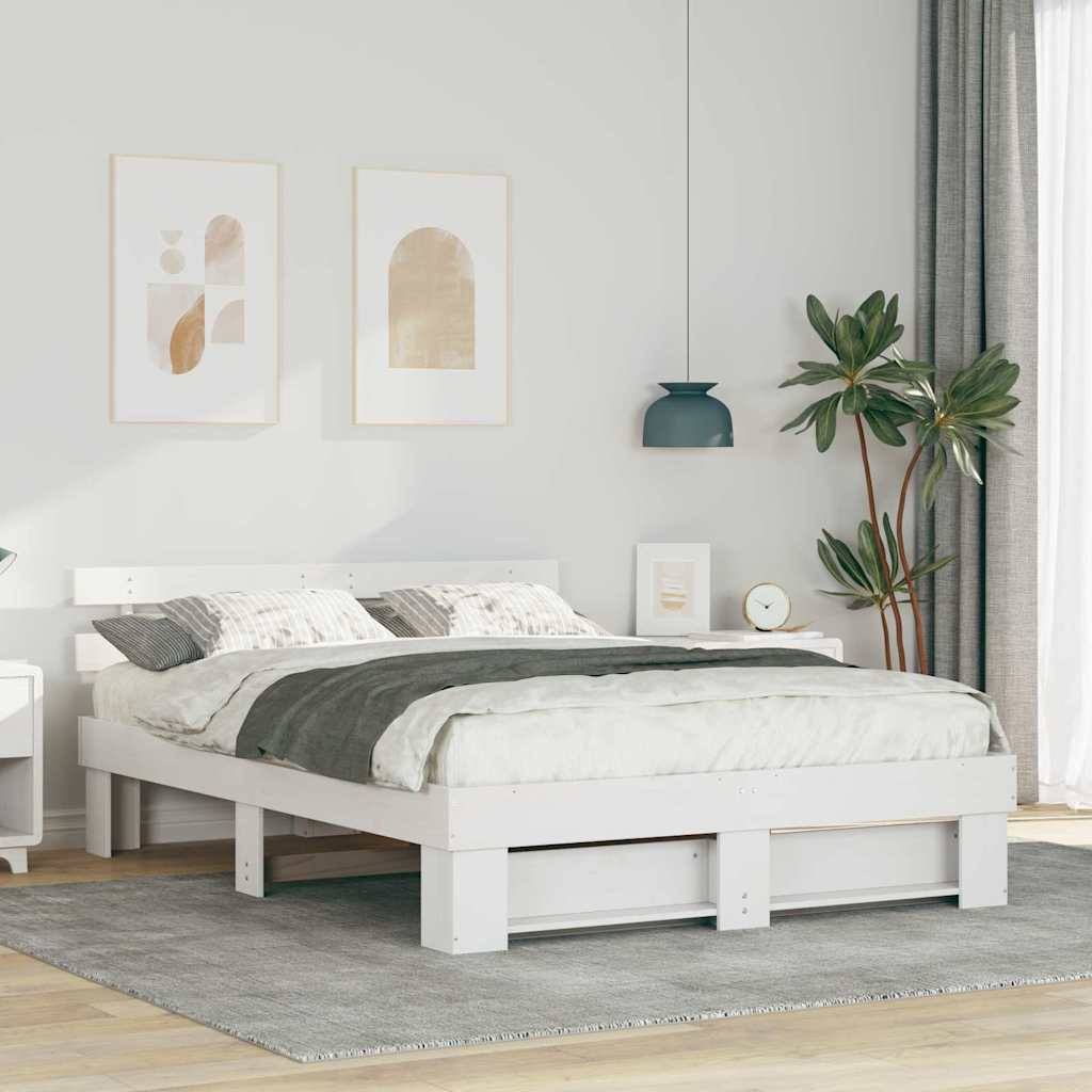 Helles minimalistisches Schlafzimmer mit einem weißen Bett, grauer Bettwäsche, Wandkunst, einer Hängeleuchte und einer Topfpflanze neben einem Fenster.