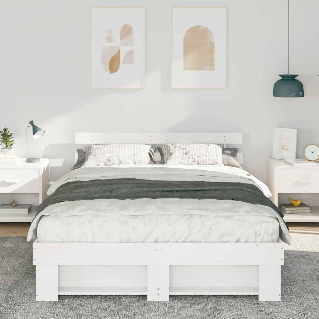 Helles minimalistisches Schlafzimmer mit weißem Bett, grauer Bettwäsche, Nachttischen, gerahmten Wandbildern und einer hängenden Pendelleuchte.