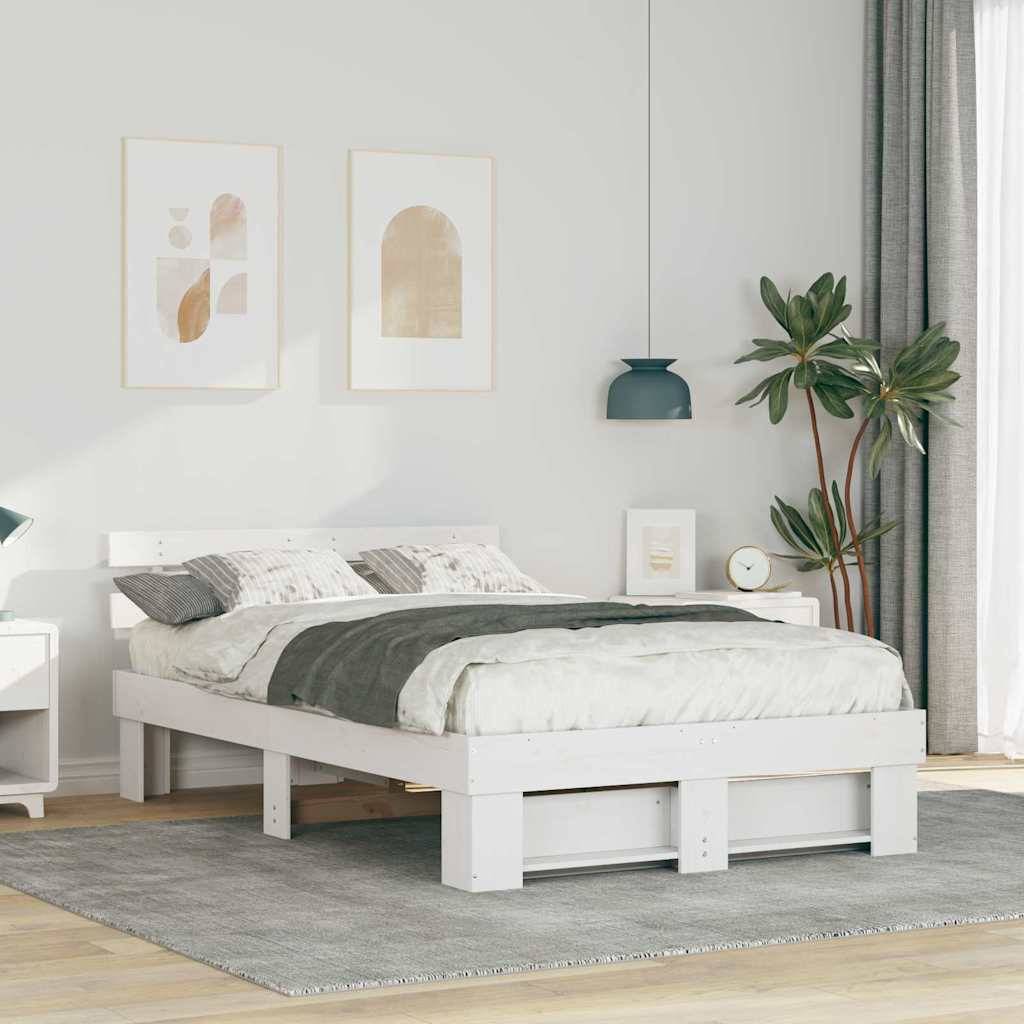 Minimalistisches Schlafzimmer mit einem weißen Bett, grauer Bettwäsche, Wandkunst in Rahmen, einer Topfpflanze und einem Teppich in einem hellen, modernen Innenraum.
