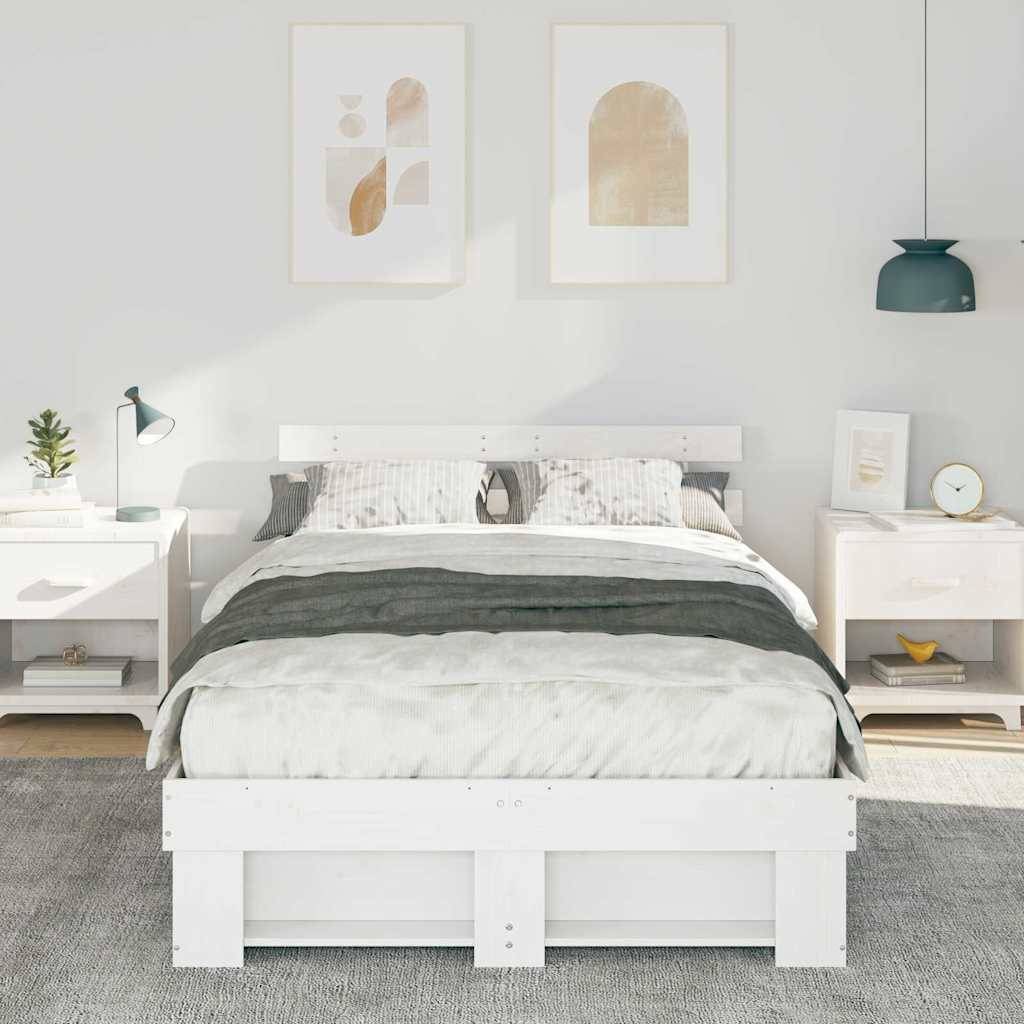Helles minimalistisches Schlafzimmer mit einem weißen Bett, passenden Nachttischen, gerahmten Wandbildern und einer hängenden Tealllampe.