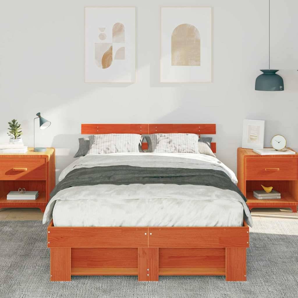 Ein modernes Schlafzimmer mit einem Holzbett, grauer Bettwäsche und orangefarbenen Akzenten. Zwei Nachttische und gerahmte Kunstwerke an einer weißen Wand.