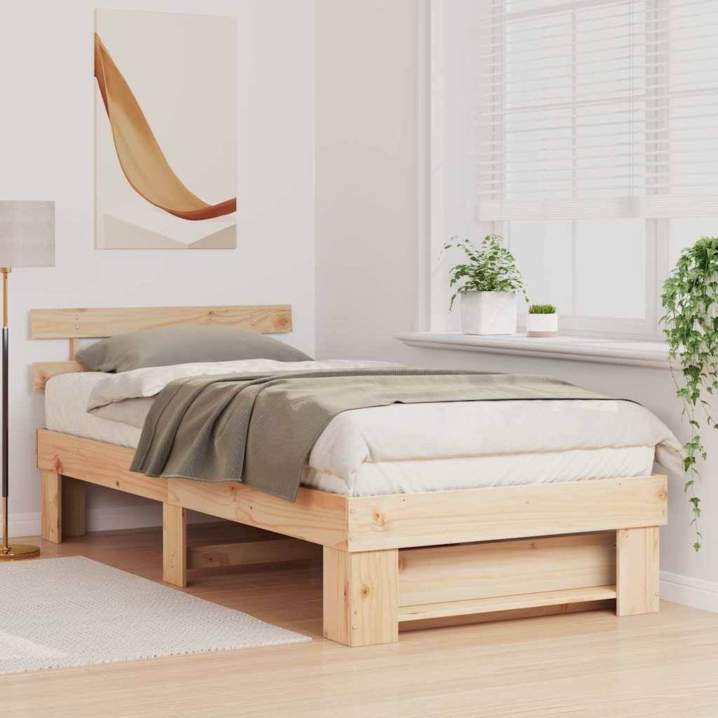 Ein gemütliches Schlafzimmer mit einem Holzbett, grauen Bettwäsche, einem Nachttisch mit einer Lampe und einer Topfpflanze am Fenster. Ein modernes Wandkunstwerk hängt darüber.