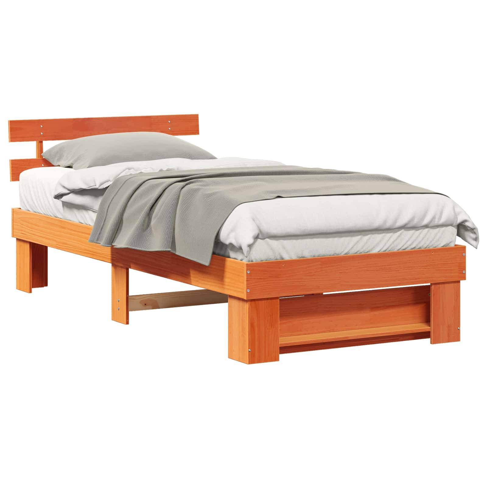 Ein Holz-Einzelbett mit Kopfteil, weiße Bettwäsche, graue Decke und ein Kissen, vor einem weißen Hintergrund.