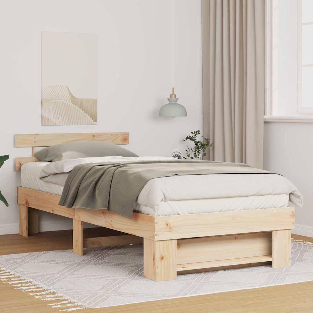 Ein minimalistisches Schlafzimmer mit einem Bettgestell aus Naturholz, weißer Bettwäsche, grauer Kuscheldecke, einer kleinen grünen Pflanze auf dem Nachttisch und neutraler Einrichtung.