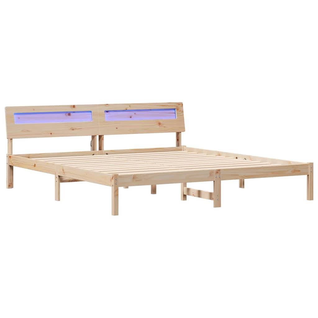 Ein Holzbettgestell mit lamelliertem Kopfteil, das blaue Akzente aufweist. Der Rahmen hat eine natürliche Holzfarbe und zeigt ein schlichtes, modernes Design.