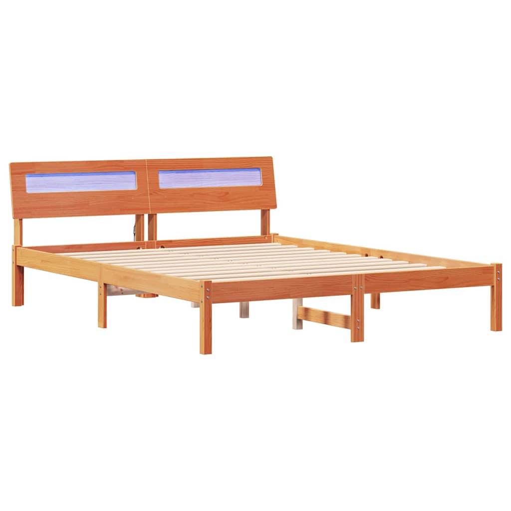 Holzbettgestell mit Lattenrost und zwei Kopfteilen, die eine blaue Akzentplatte aufweisen. Keine Matratze im Lieferumfang enthalten. Geeignet für ein modernes Schlafzimmer.