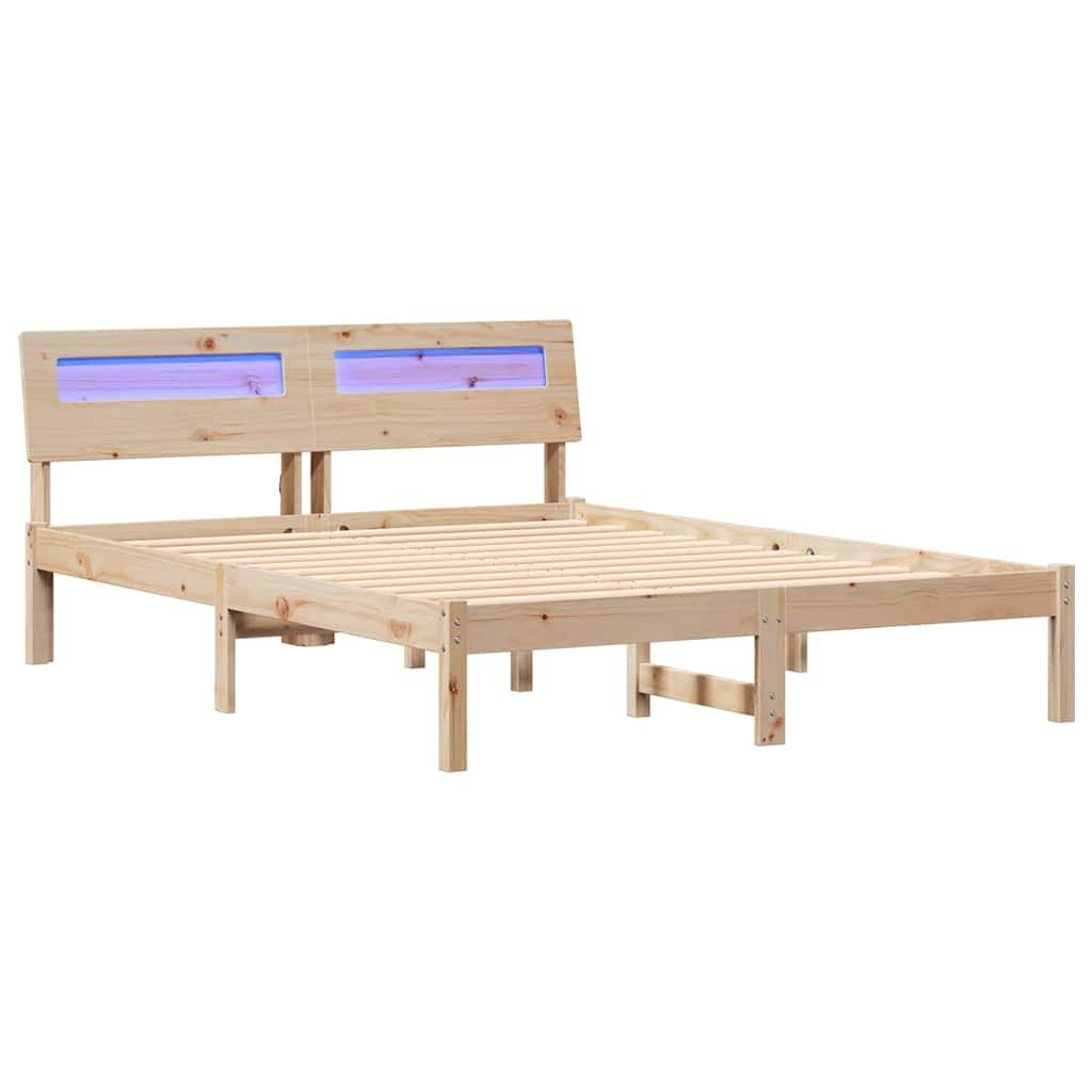 Ein Holzbettgestell mit Lamellendesign und zwei beleuchteten Abschnitten im Kopfteil, die ein weiches blaues Licht ausstrahlen.