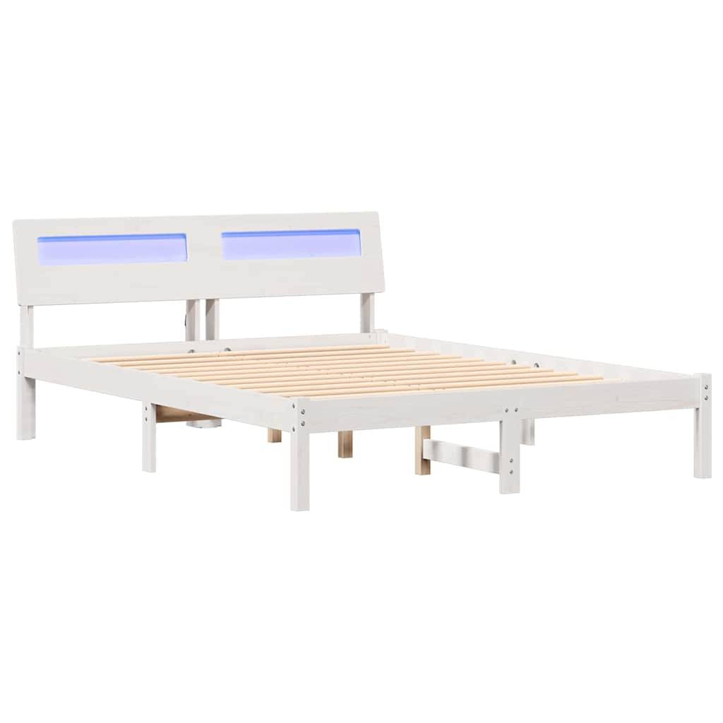 Weißer Holzbettrahmen auf weißem Hintergrund mit einer Lattenrost-Basis und einem Kopfteil mit zwei rechteckigen Paneelen und einem blauen Akzent.