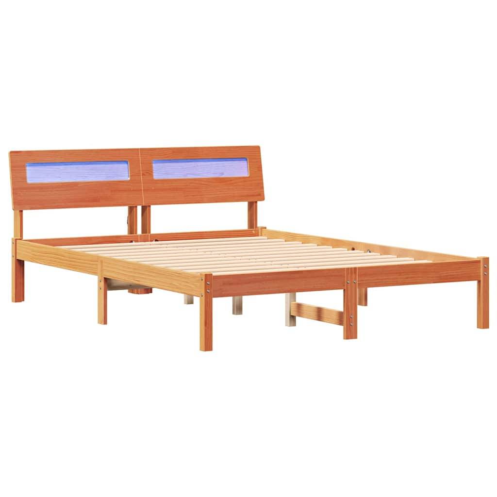 Ein Holzbettgestell mit einem Kopfteil, das zwei rechteckige blaue Paneele aufweist, ohne Matratze dargestellt, vor einem weißen Hintergrund.
