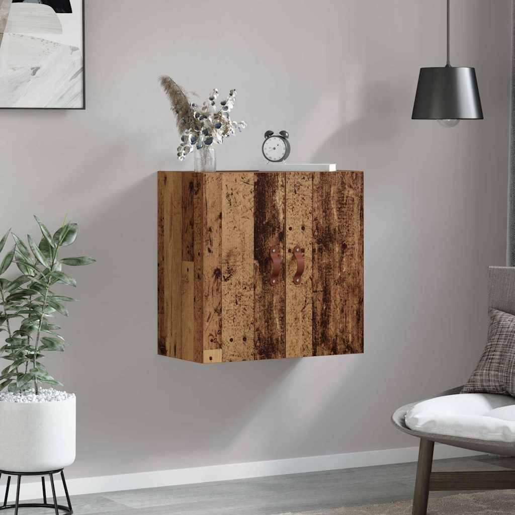 Ein kleiner Holzschrank, der an einer grauen Wand in einem modernen Wohnzimmer montiert ist. Darauf befindet sich eine Vase mit Pampasgras und eine runde Uhr.