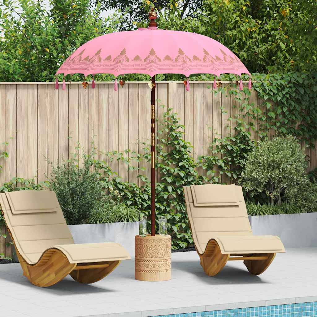 Zwei beige Liegestühle neben einem Pool werden von einem pinken Sonnenschirm beschattet. Im Hintergrund sind ein Holzzaun und Grünpflanzen zu sehen.