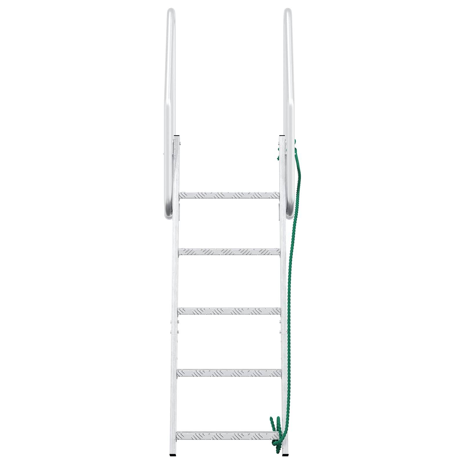 Eine Metallpoolleiter mit fünf Stufen und zwei Handläufen, an der rechten Seite ein grünes Seil befestigt, vor weißem Hintergrund.