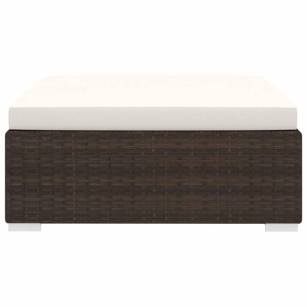 Brauner Rattanhocker mit einer weißen gepolsterten Oberfläche, für den Outdoorbereich konzipiert. Schlichtes und modernes Design, ideal für Terrassensettings.