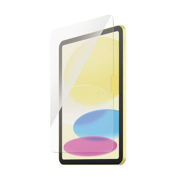 Tablet mit angebrachtem transparentem Displayschutz, gezeigt über einem gelben Gerät mit farbenfrohem abstraktem Hintergrund.