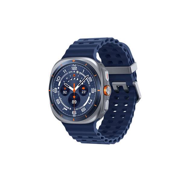 Blaue Smartwatch mit rundem digitalem Display und perforiertem dunkelblauen Armband, in einem Winkel auf weißem Hintergrund dargestellt.