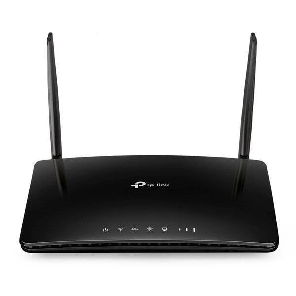 Schwarzer TP-Link WLAN-Router mit zwei aufrechten Antennen und vorderen Statusleuchten auf weißem Hintergrund.