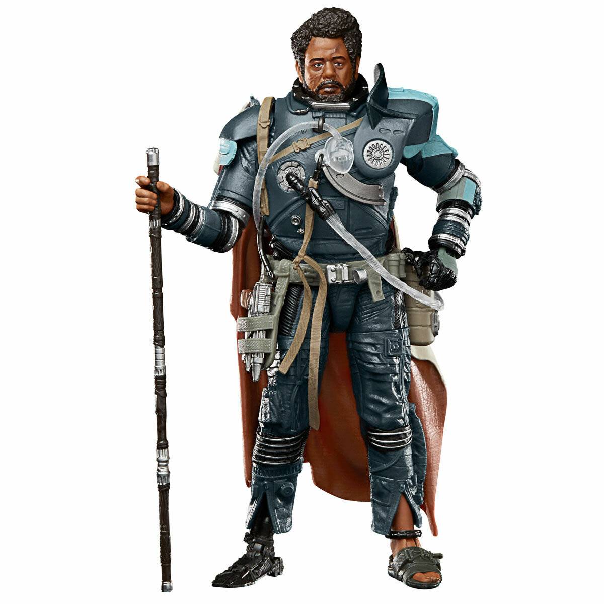 Ein schwarzer Mann in futuristischer Science-Fiction-Rüstung mit einem roten Umhang hält einen Stab und steht frontal auf weißem Hintergrund.
