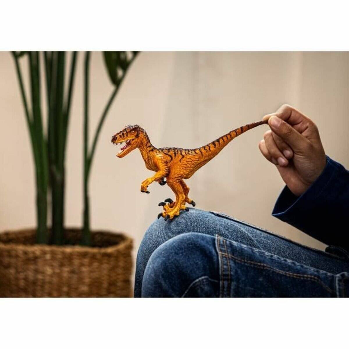 Schleich Dinosaurs Velociraptor